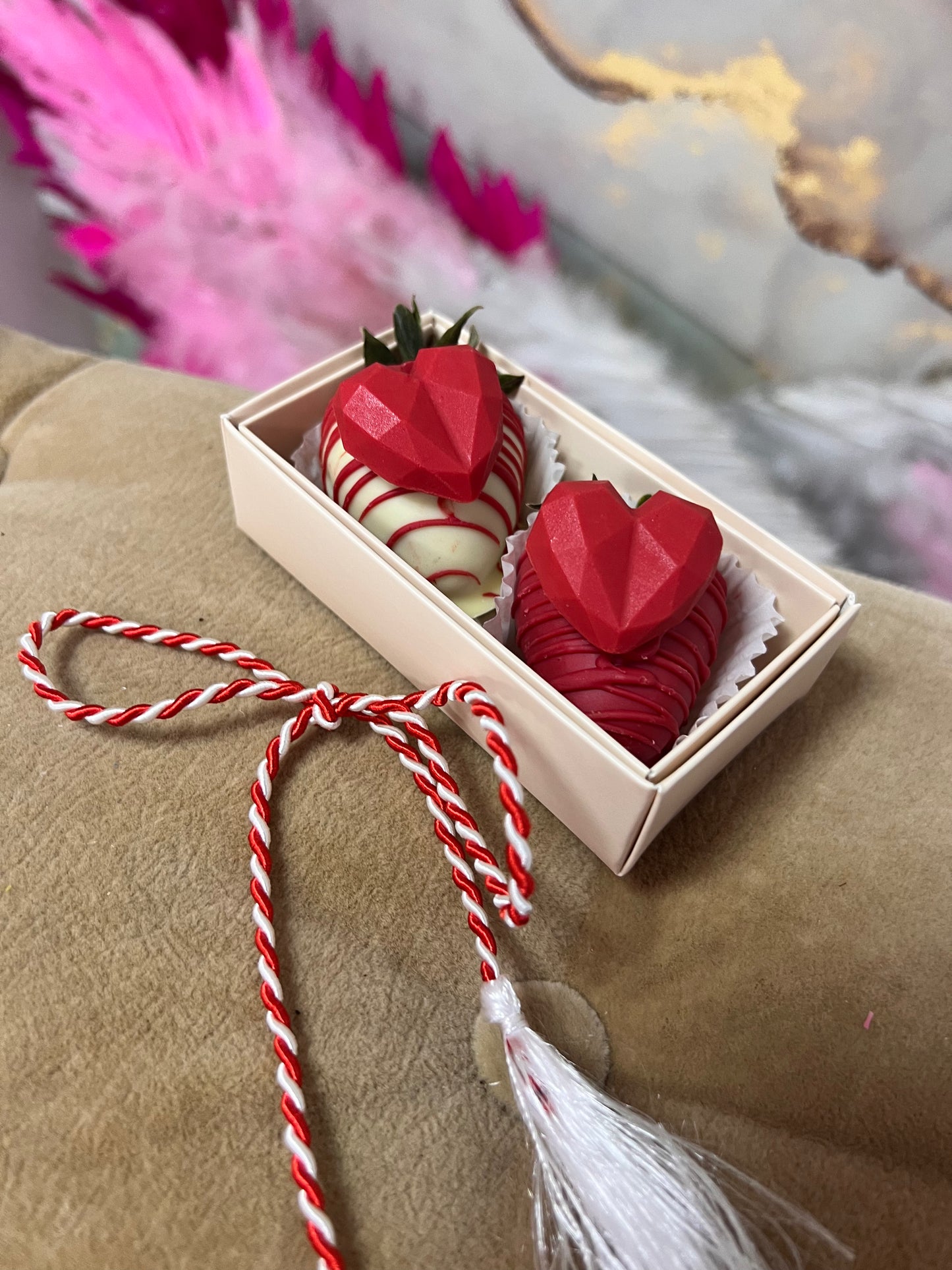 Martisor 2 capsuni in ciocolata