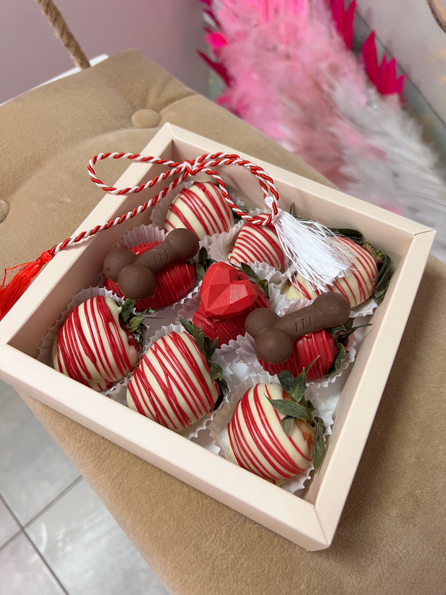 Martisor 9 capsuni cu figurine