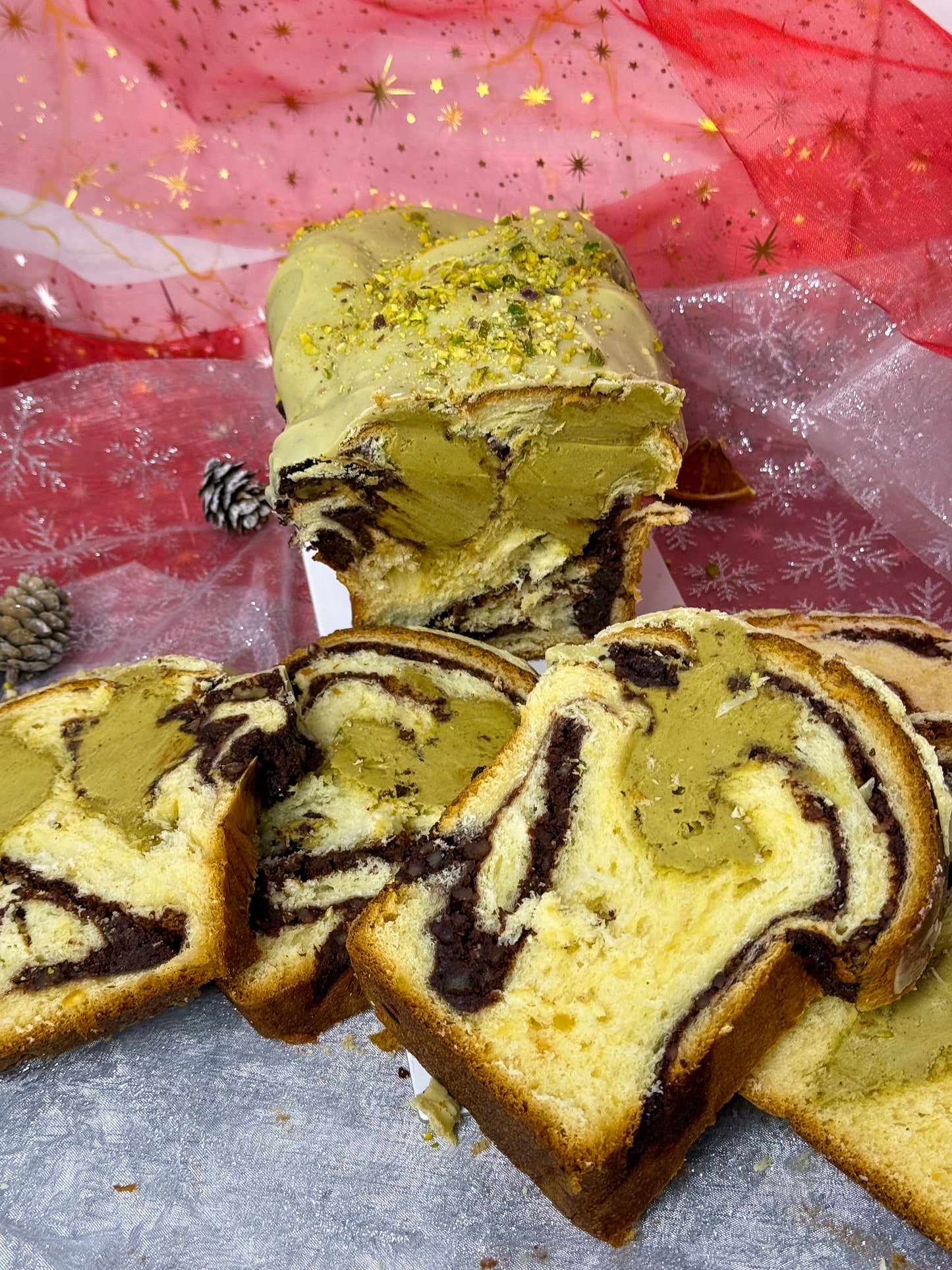 Cozonac Glazurat Cu Ciocolata Alba Si Insertie De Fistic