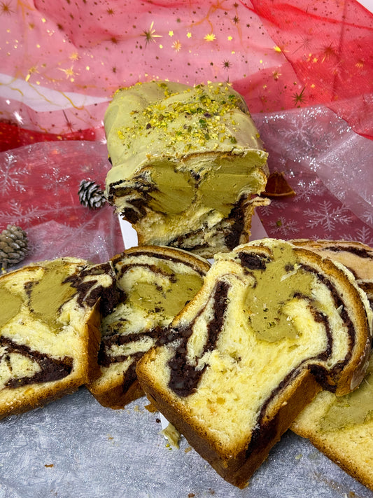 Cozonac Glazurat Cu Ciocolata Alba Si Insertie De Fistic