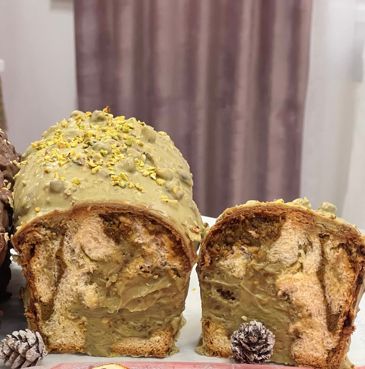 Cozonac Glazurat Cu Ciocolata Alba Si Insertie De Fistic – Ioana cu fructe