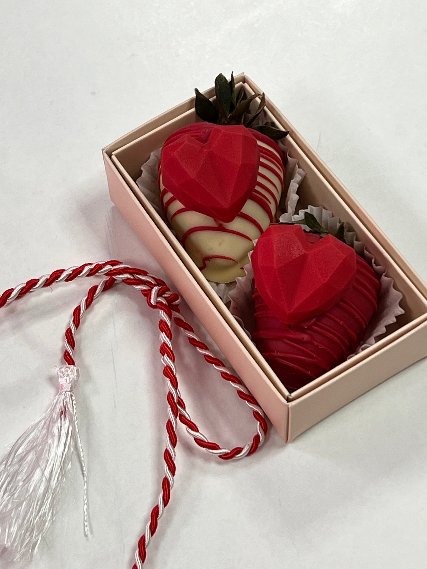 Martisor 2 capsuni in ciocolata