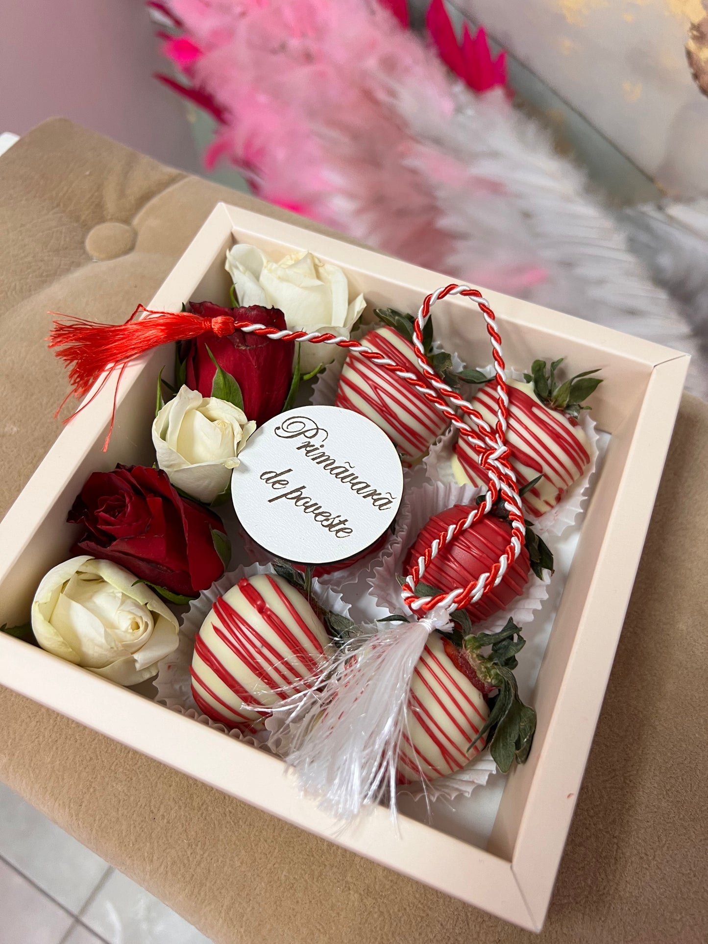 Martisor 6 capsuni in ciocolata cu trandafiri