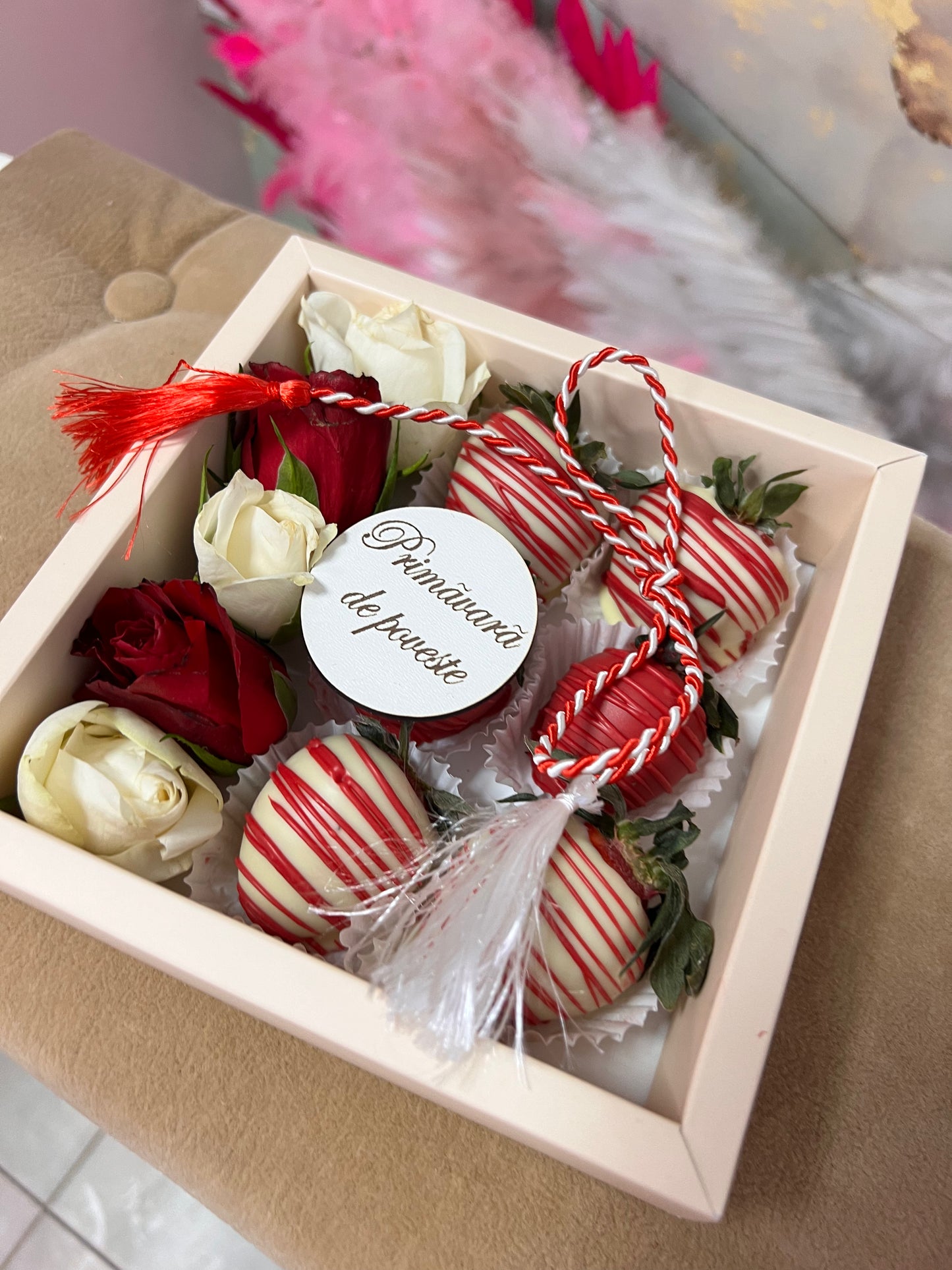 Martisor 6 capsuni in ciocolata cu trandafiri