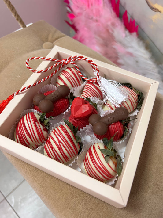 Martisor 9 capsuni cu figurine