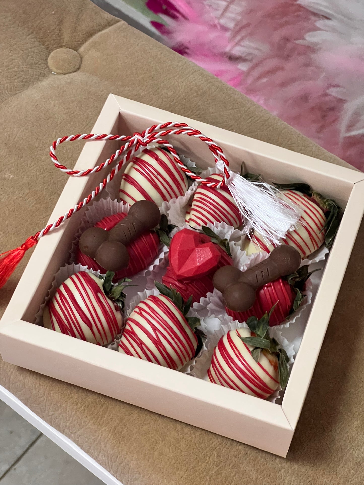 Martisor 9 capsuni cu figurine